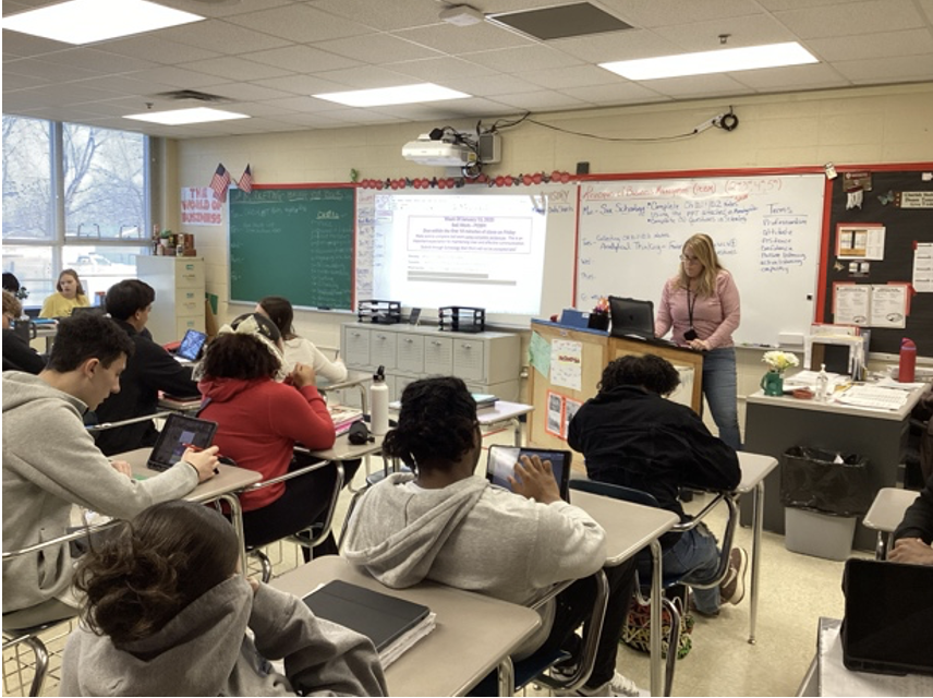 Business teacher Mrs. Chavez-Reda teaches a lesson to her Business students on January 15.

